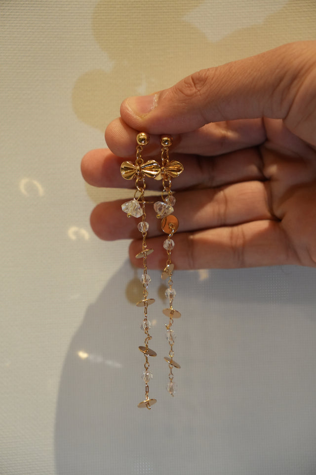 Drop earring, cutting stones