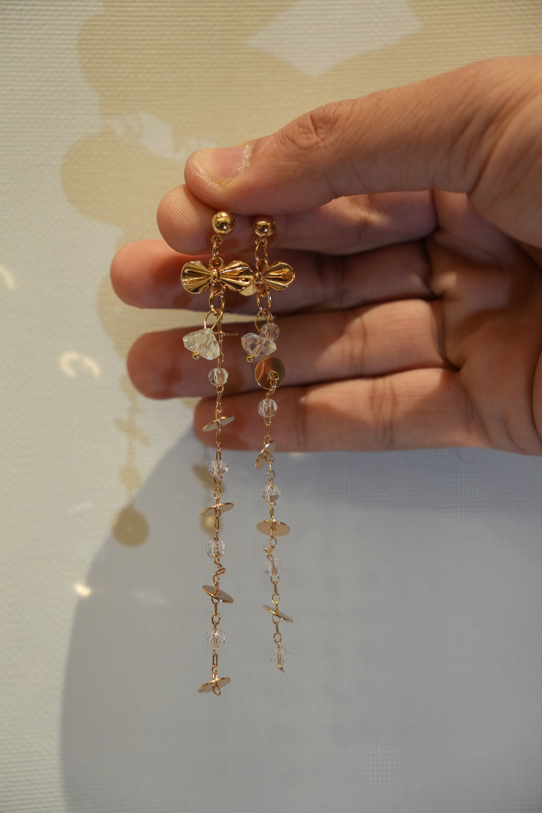 Drop earring, cutting stones